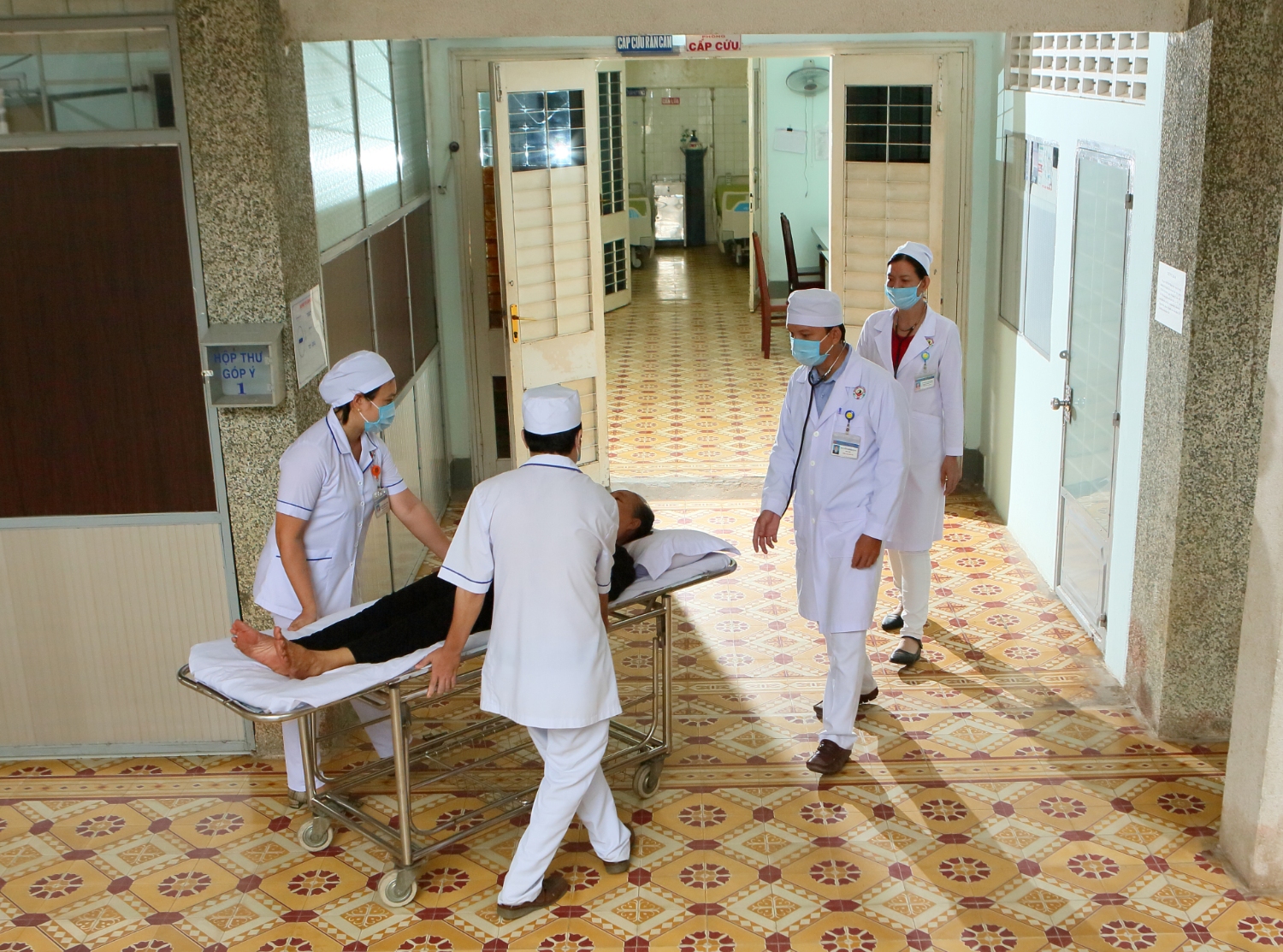 Tiếp đón người bệnh vào Cấp Cứu