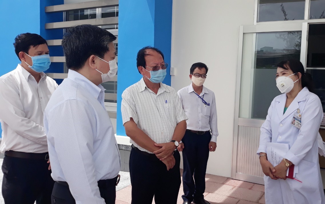 Lãnh đạo tỉnh Ủy; Ủy ban Mặt trận TQVN tỉnh;  LĐ Ngành Y tế đến thăm hỏi động viên và tặng quà
