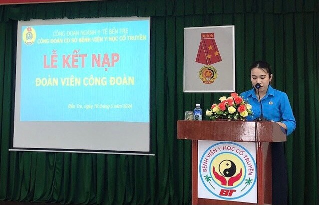 Bệnh viện Y học cổ truyền tỉnh Bến Tre tổ chức lễ kết nạp đoàn viên Công đoàn mới năm 2024